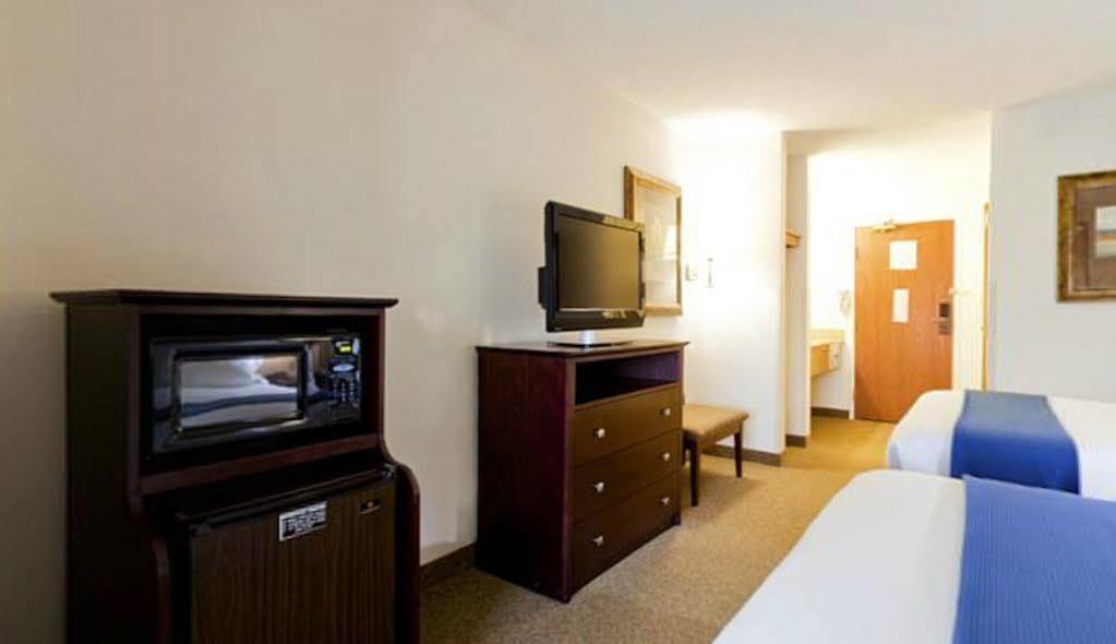 Holiday Inn Express Chicago Northwest-Vernon Hills By Ihg Ngoại thất bức ảnh